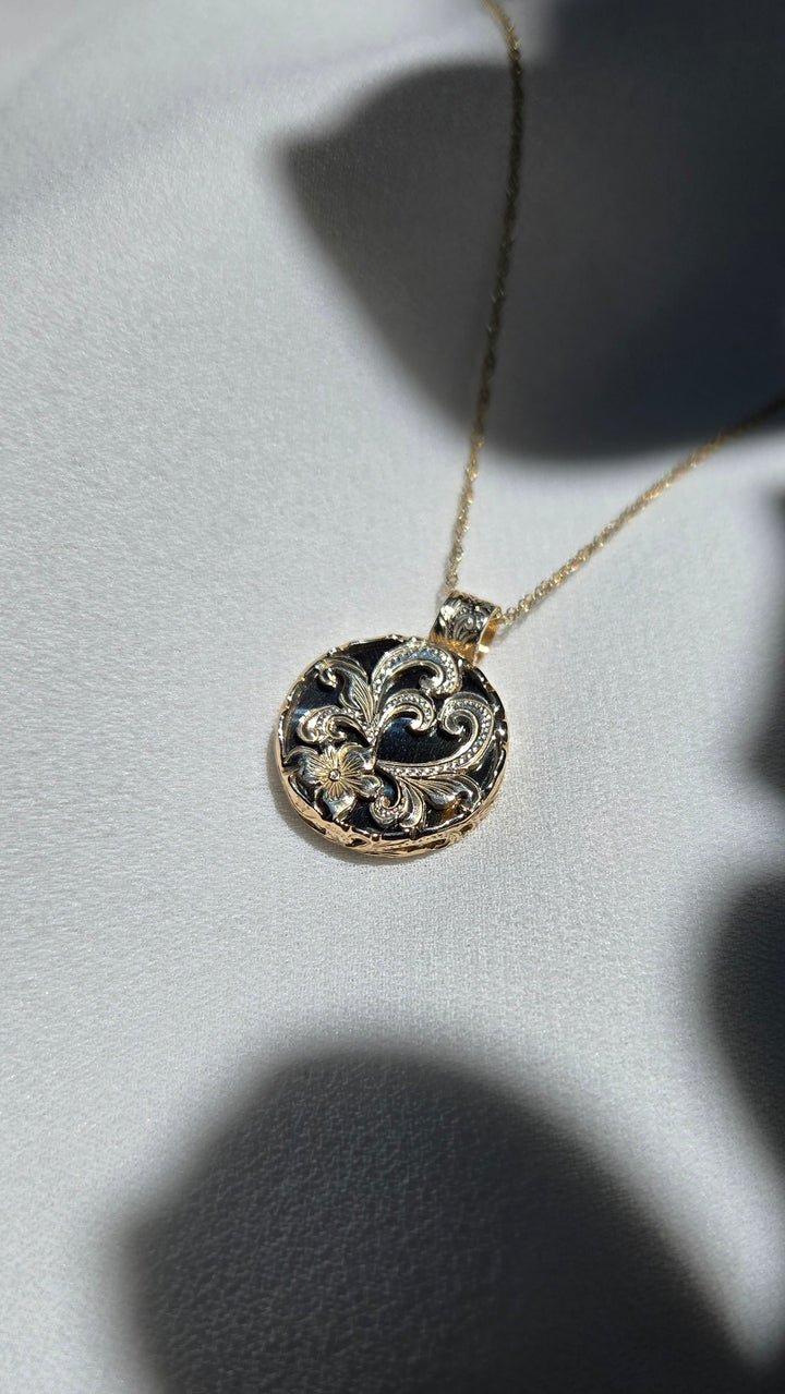 K10YG IRON TIGEREYE ROUND PLATE PENDANT