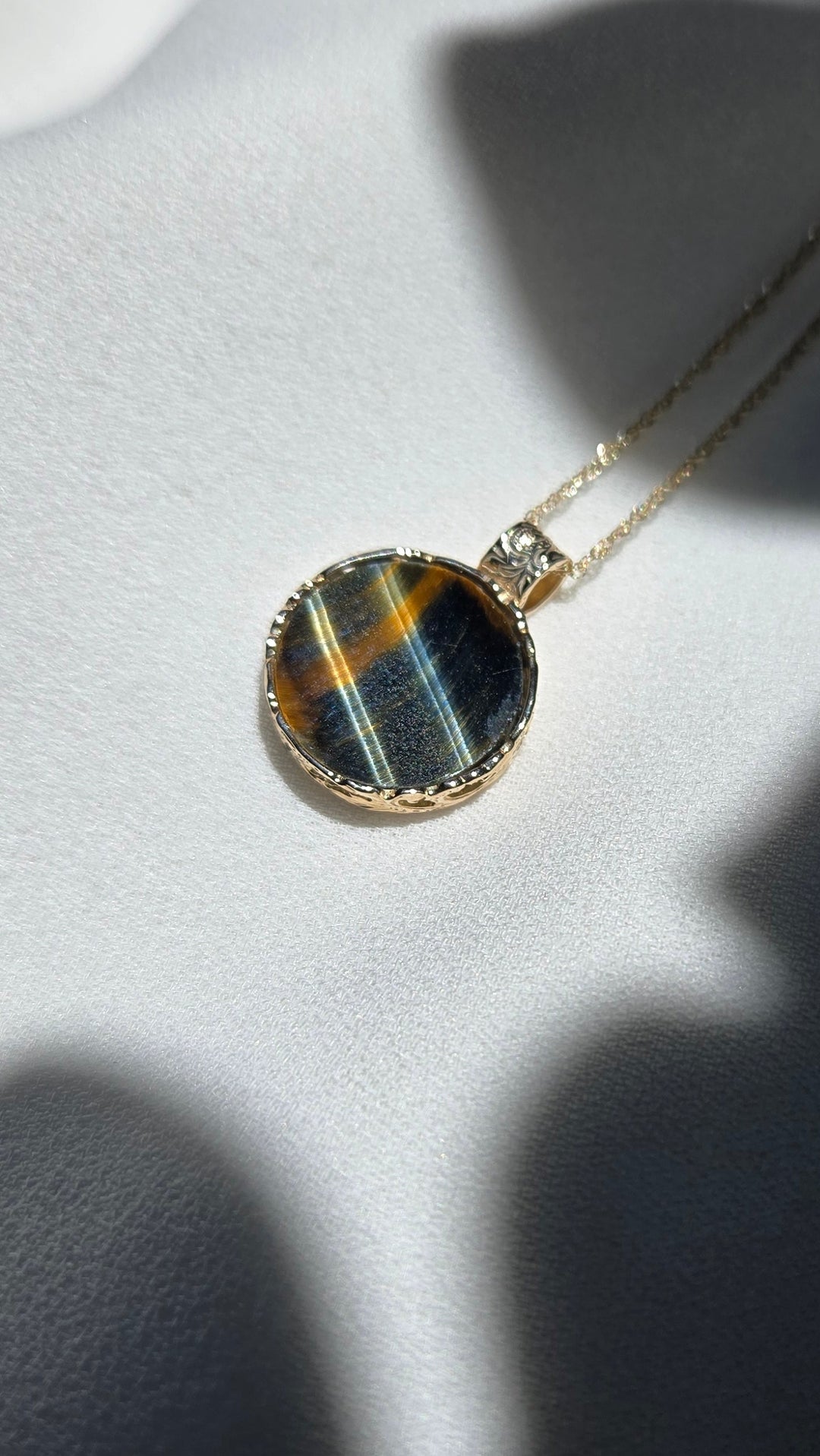 K10YG IRON TIGEREYE ROUND PLATE PENDANT
