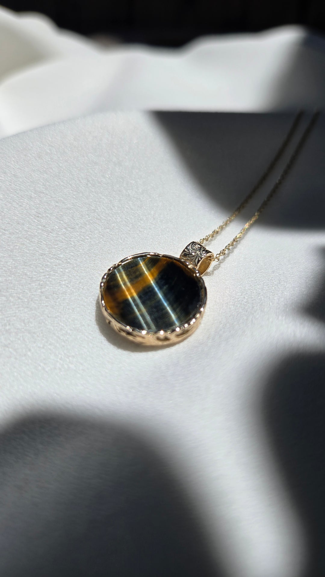 K10YG IRON TIGEREYE ROUND PLATE PENDANT