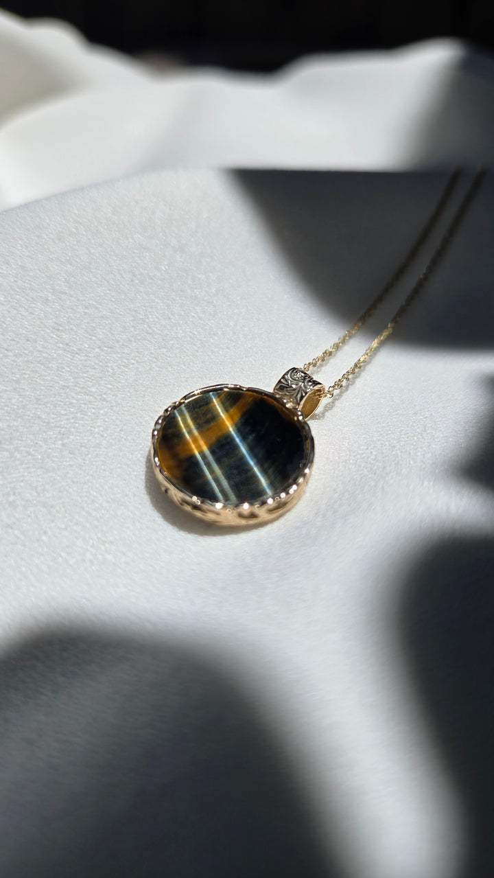 K10YG IRON TIGEREYE ROUND PLATE PENDANT
