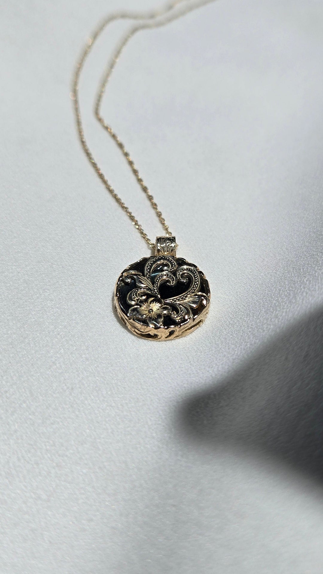K10YG IRON TIGEREYE ROUND PLATE PENDANT