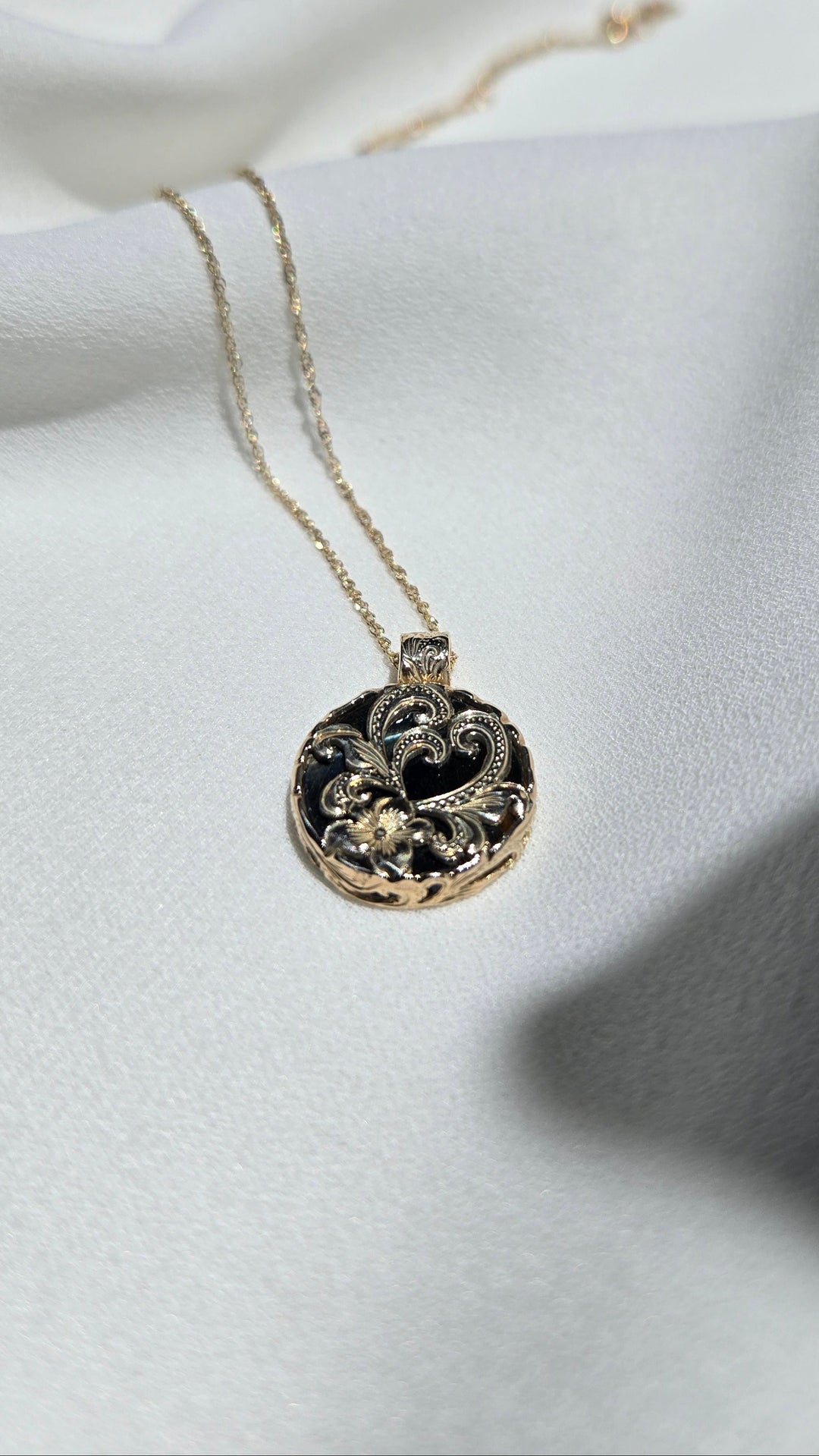 K10YG IRON TIGEREYE ROUND PLATE PENDANT
