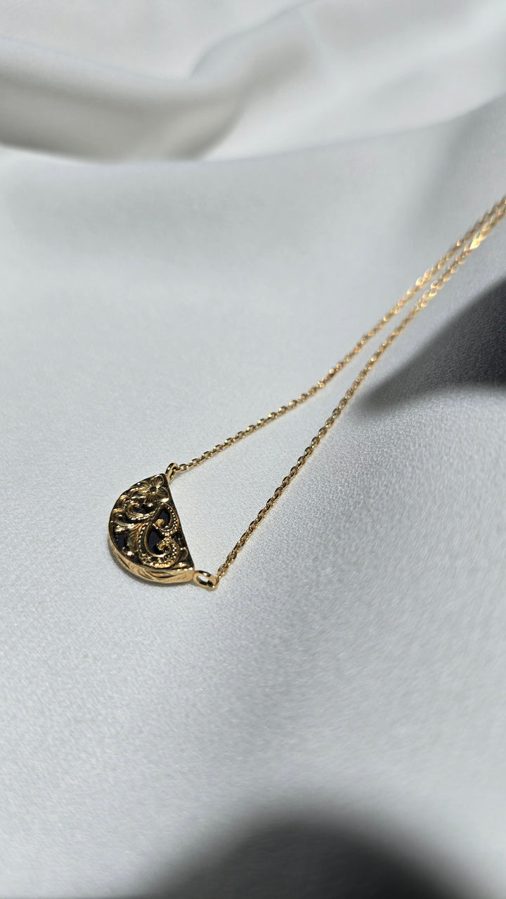 K18YG HALF MOON ONYX PENDANT