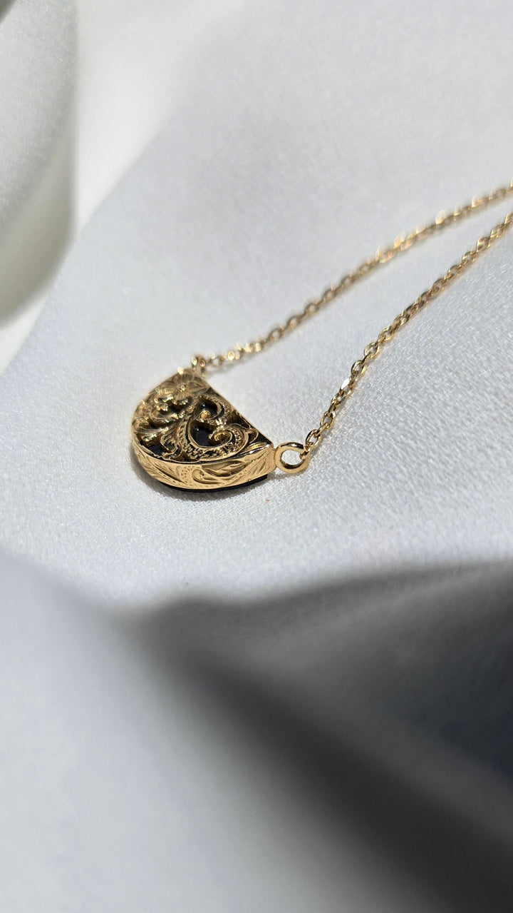 K18YG HALF MOON ONYX PENDANT