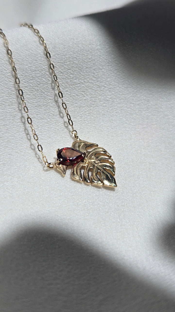 K10YG GARNET MONSTERA LEAF PENDANT
