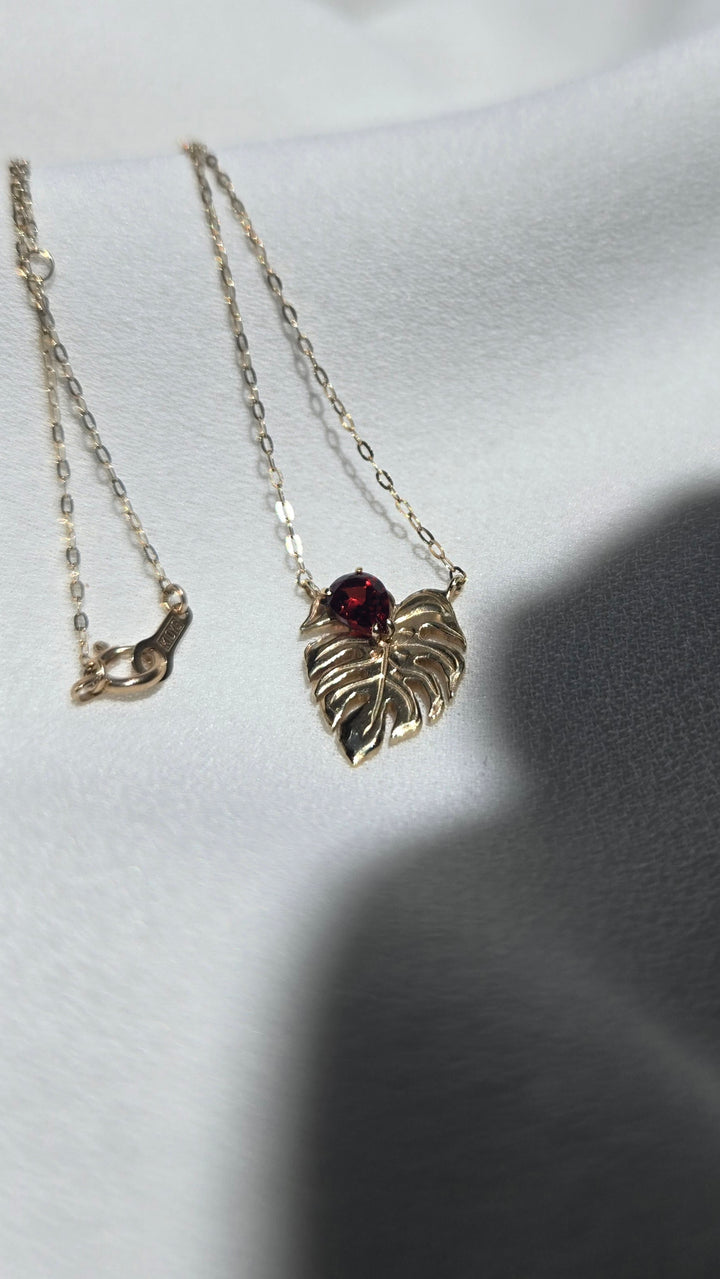 K10YG GARNET MONSTERA LEAF PENDANT