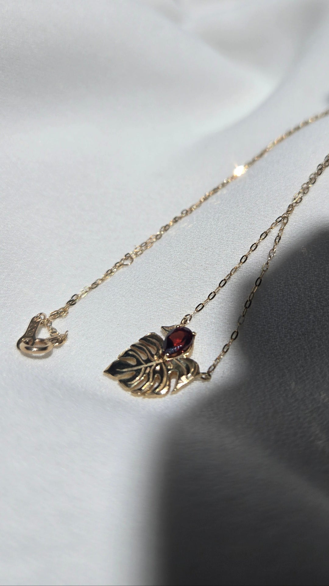 K10YG GARNET MONSTERA LEAF PENDANT