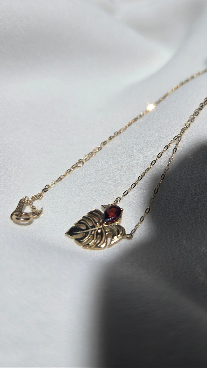 K10YG GARNET MONSTERA LEAF PENDANT