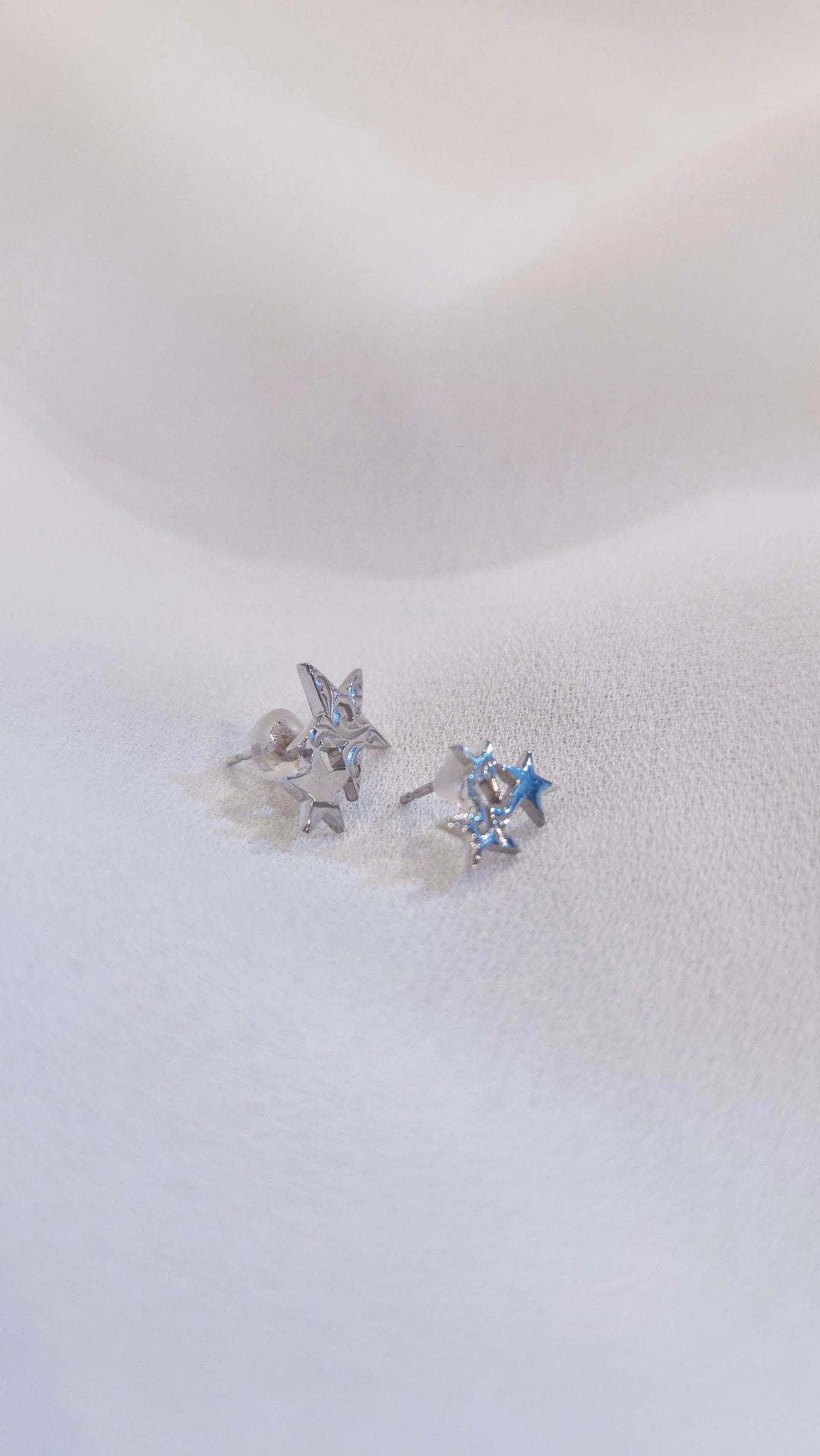 K10WG STAR STUDS EARRINGS