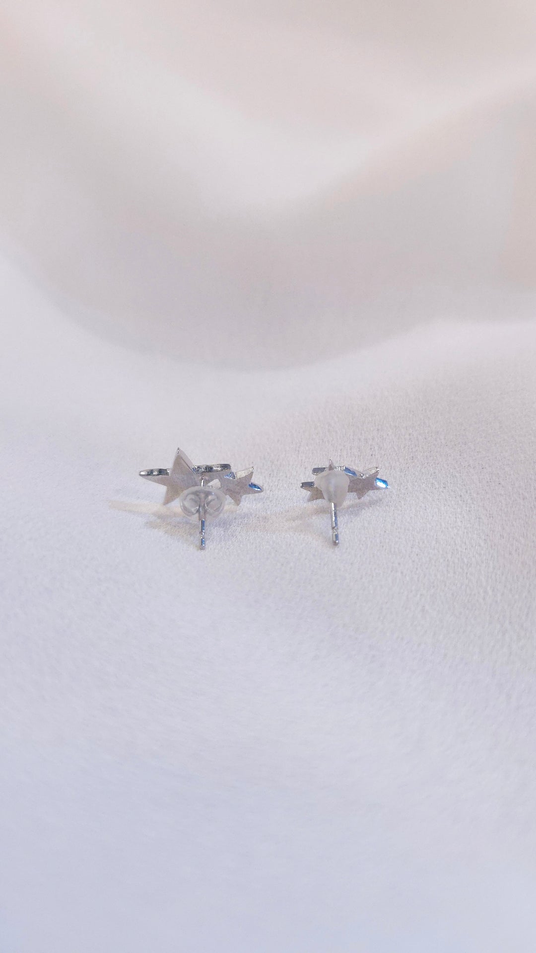 K10WG STAR STUDS EARRINGS