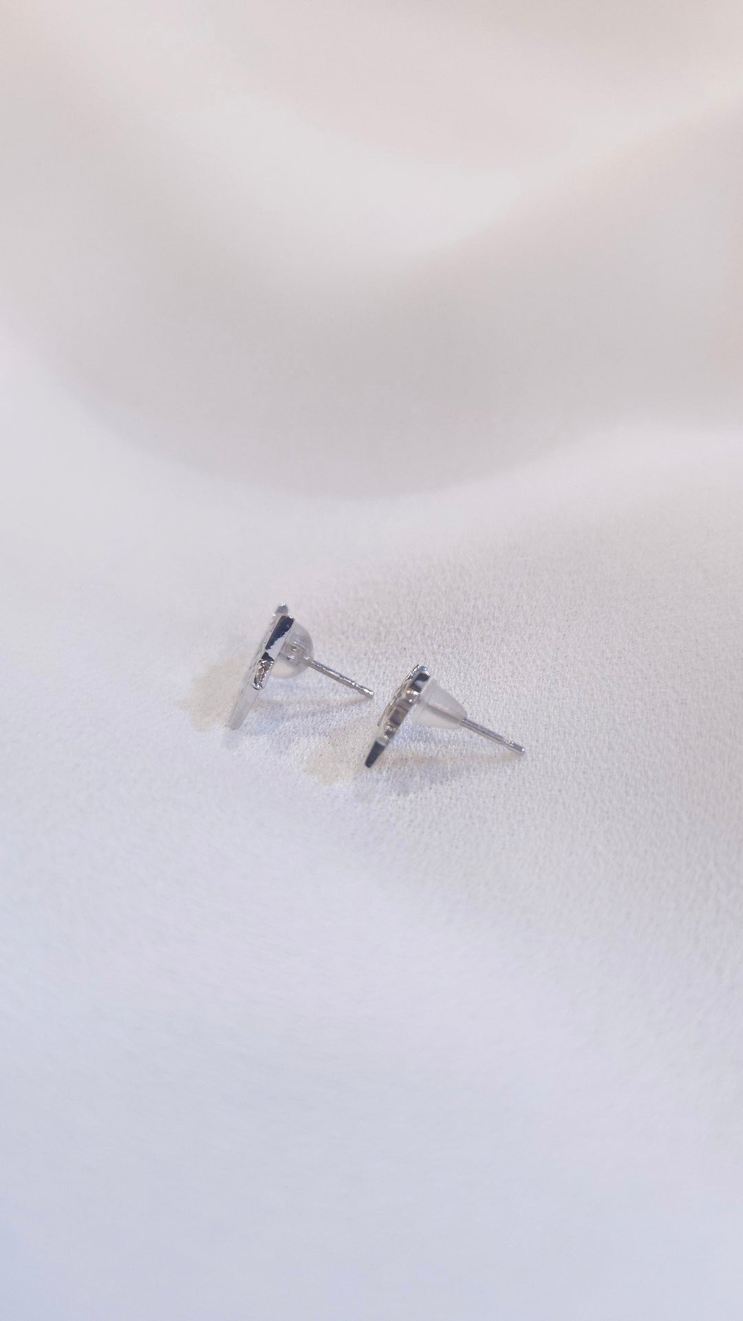 K10WG STAR STUDS EARRINGS