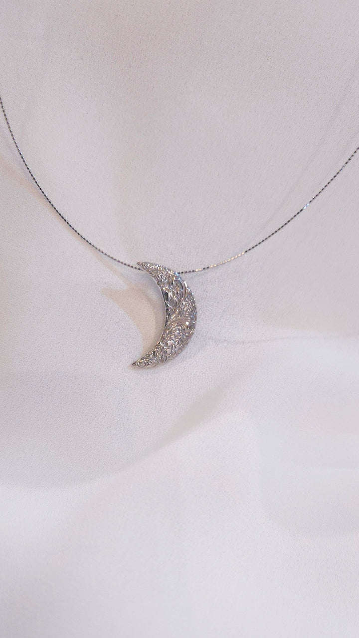 SV PIKAKE  HALF MOON PENDANT