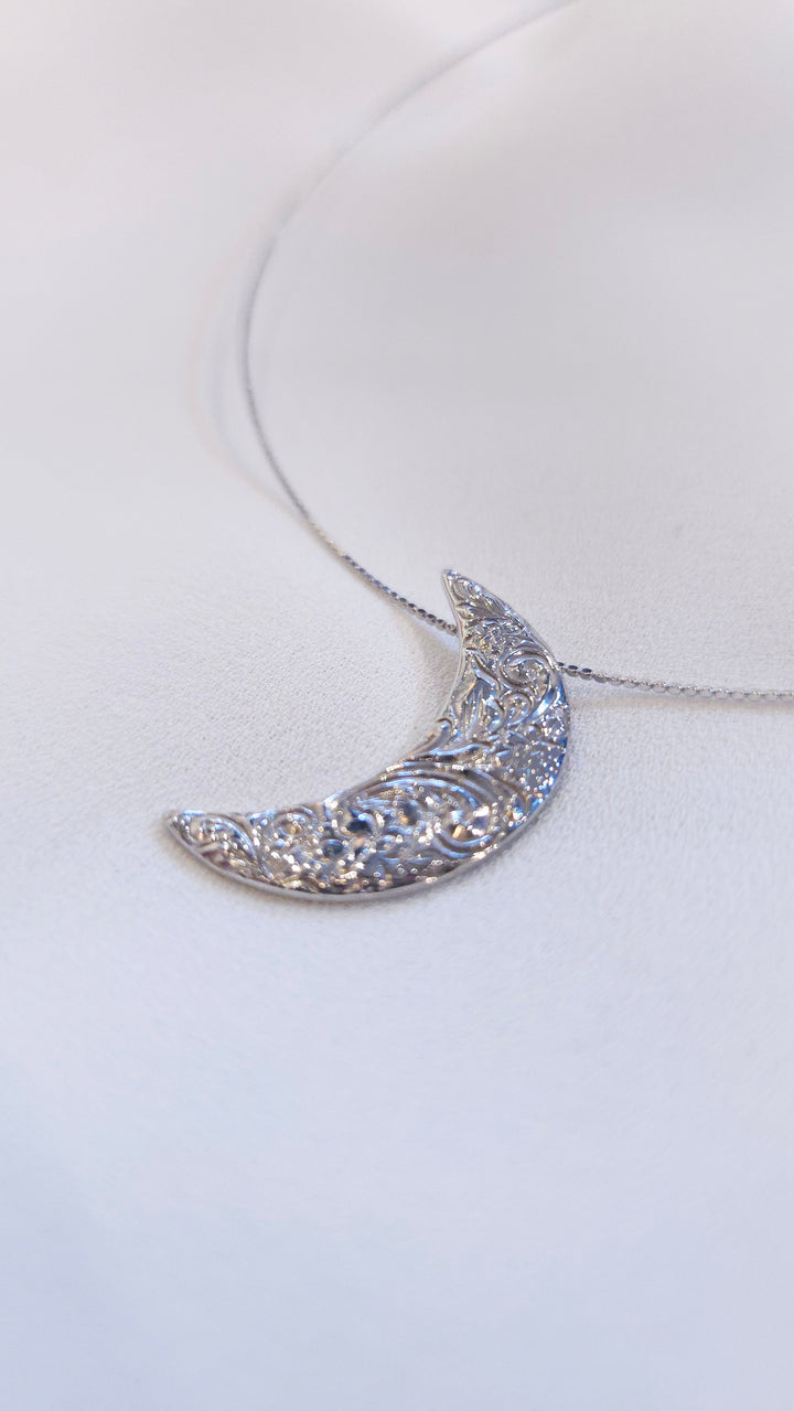 SV PIKAKE  HALF MOON PENDANT