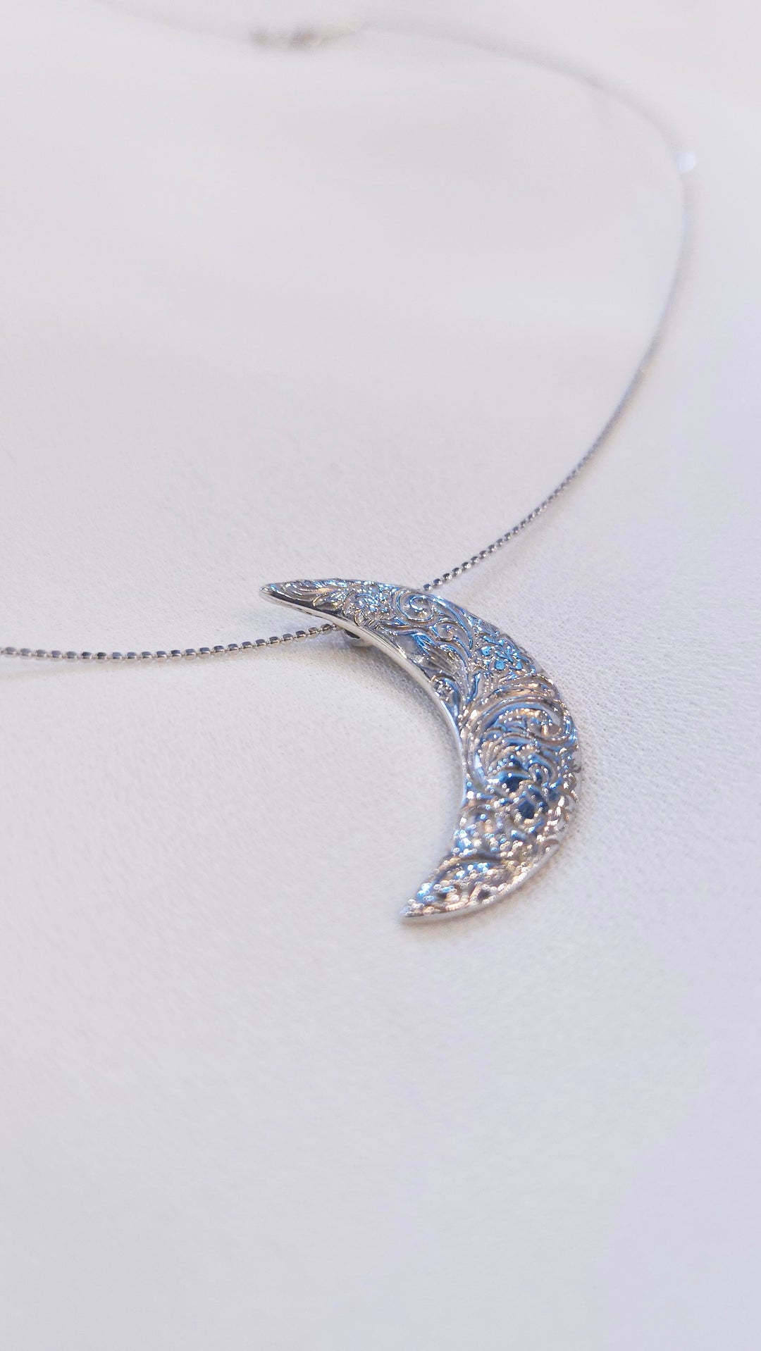 SV PIKAKE  HALF MOON PENDANT