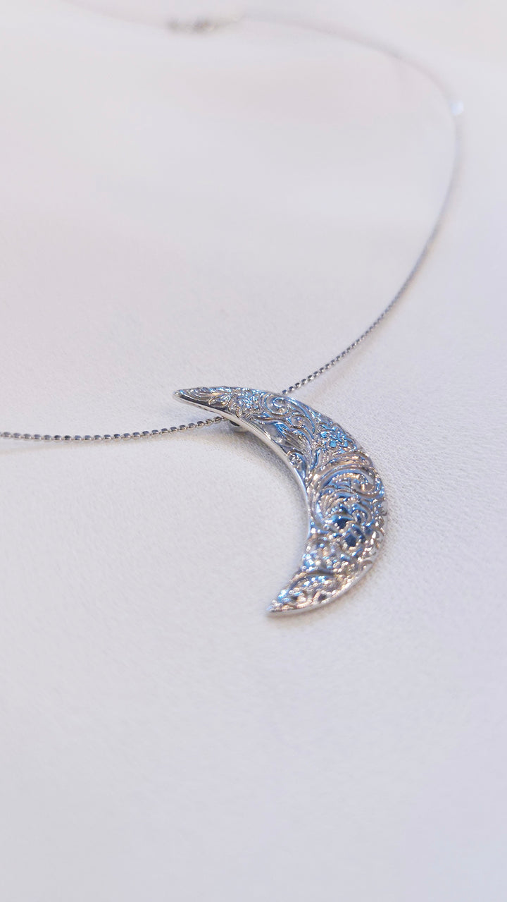SV PIKAKE  HALF MOON PENDANT