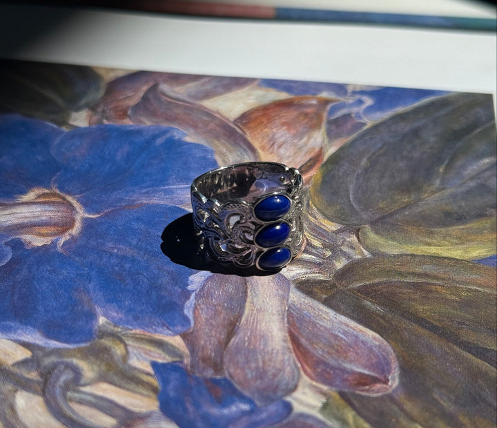 SV LAPIS THREE STONES FILIGREE RING