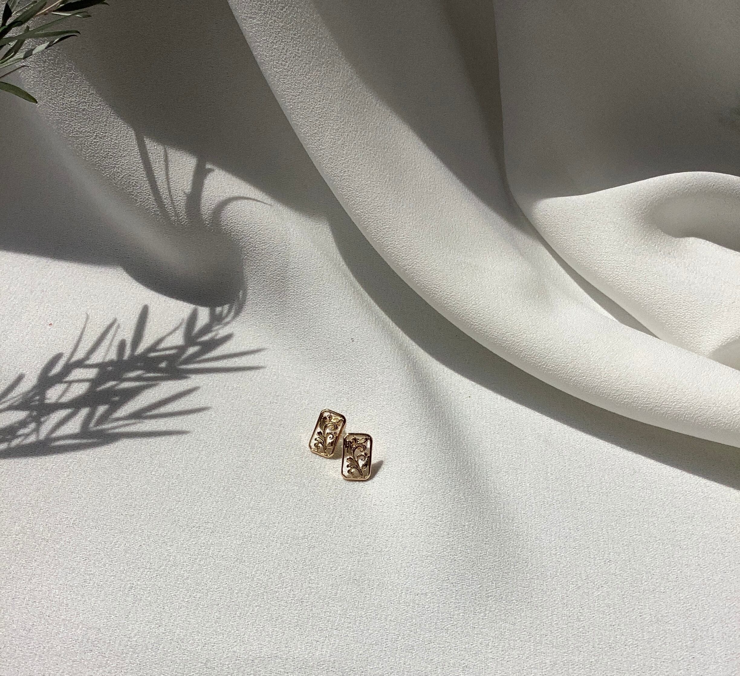 ARTISTRY STUDS EARRINGS – Artistry & I | Hawaiian Chanting