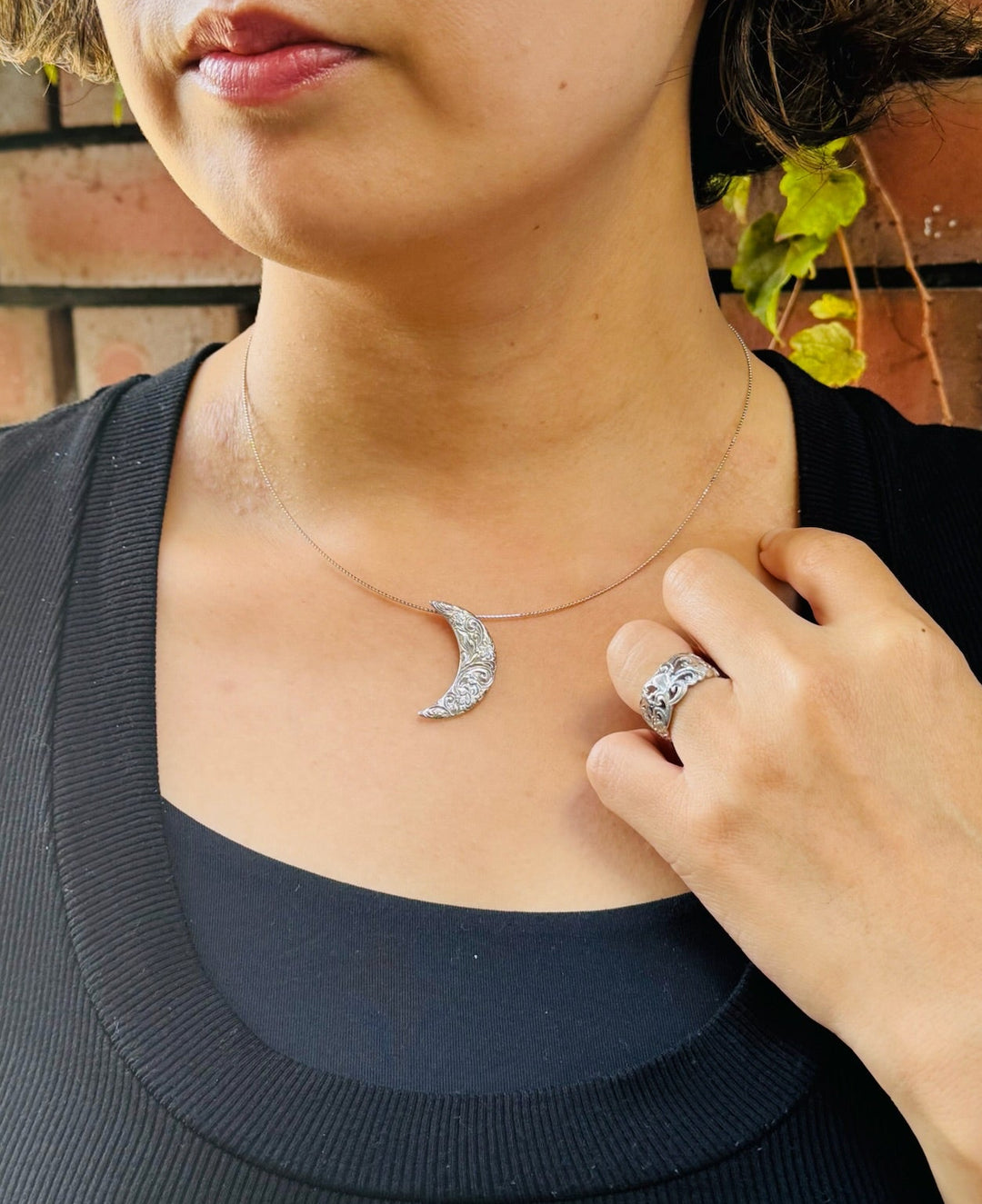 SV PIKAKE  HALF MOON PENDANT