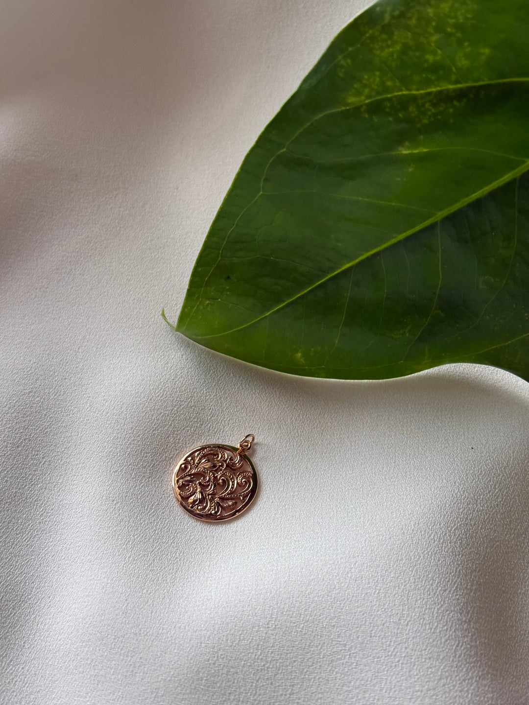 18MMROUND FILLIGREE PENDANT