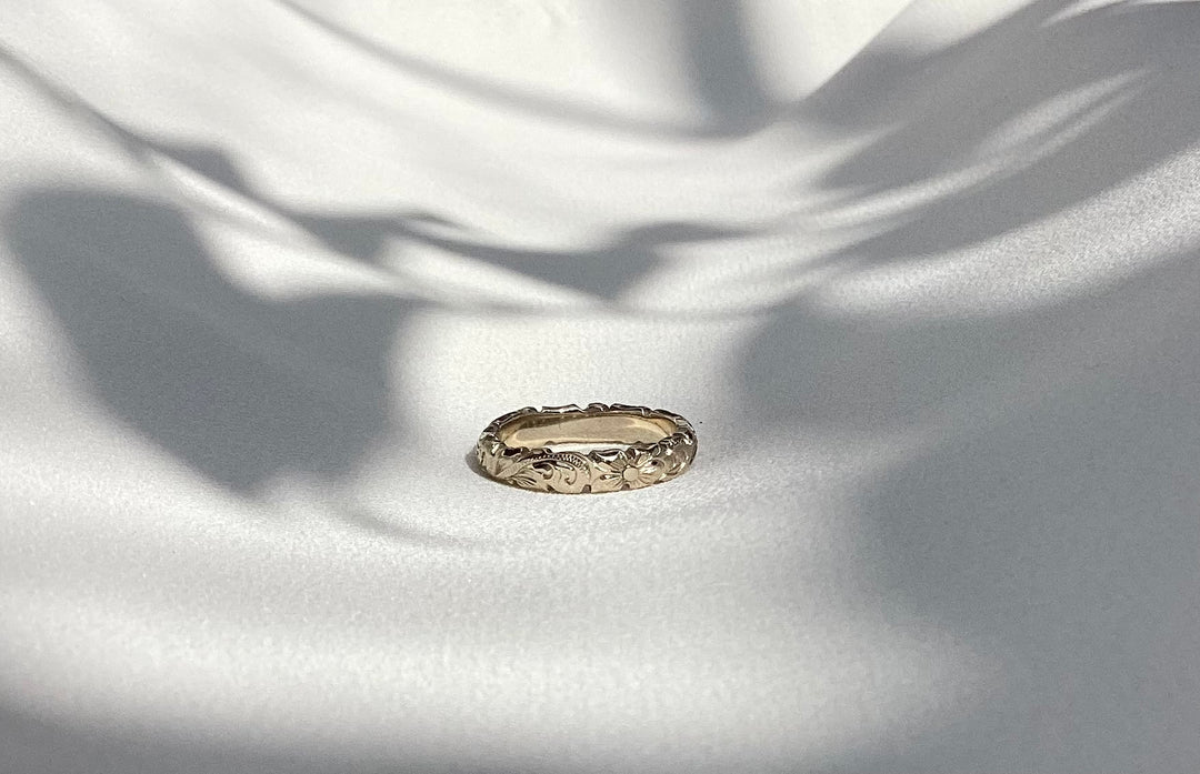 K14WG 4MM BH CUTOUT HAND ENGRAVED RING