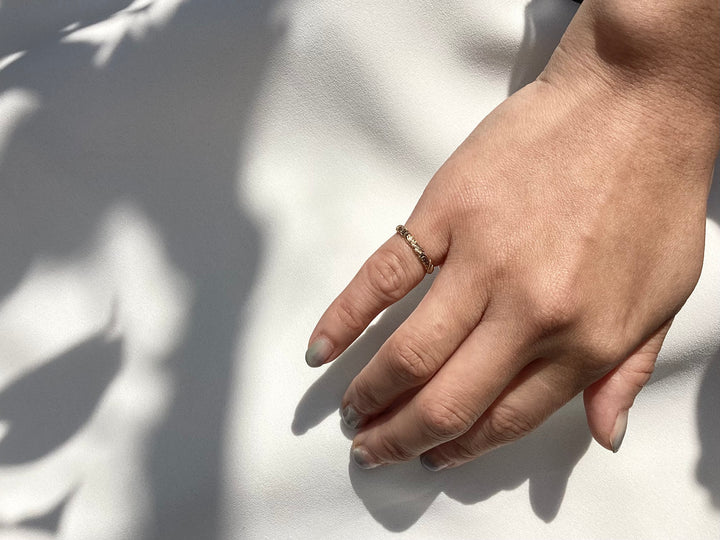 K10YG 3MM BL CUTOUT HAND ENGRAVED RING