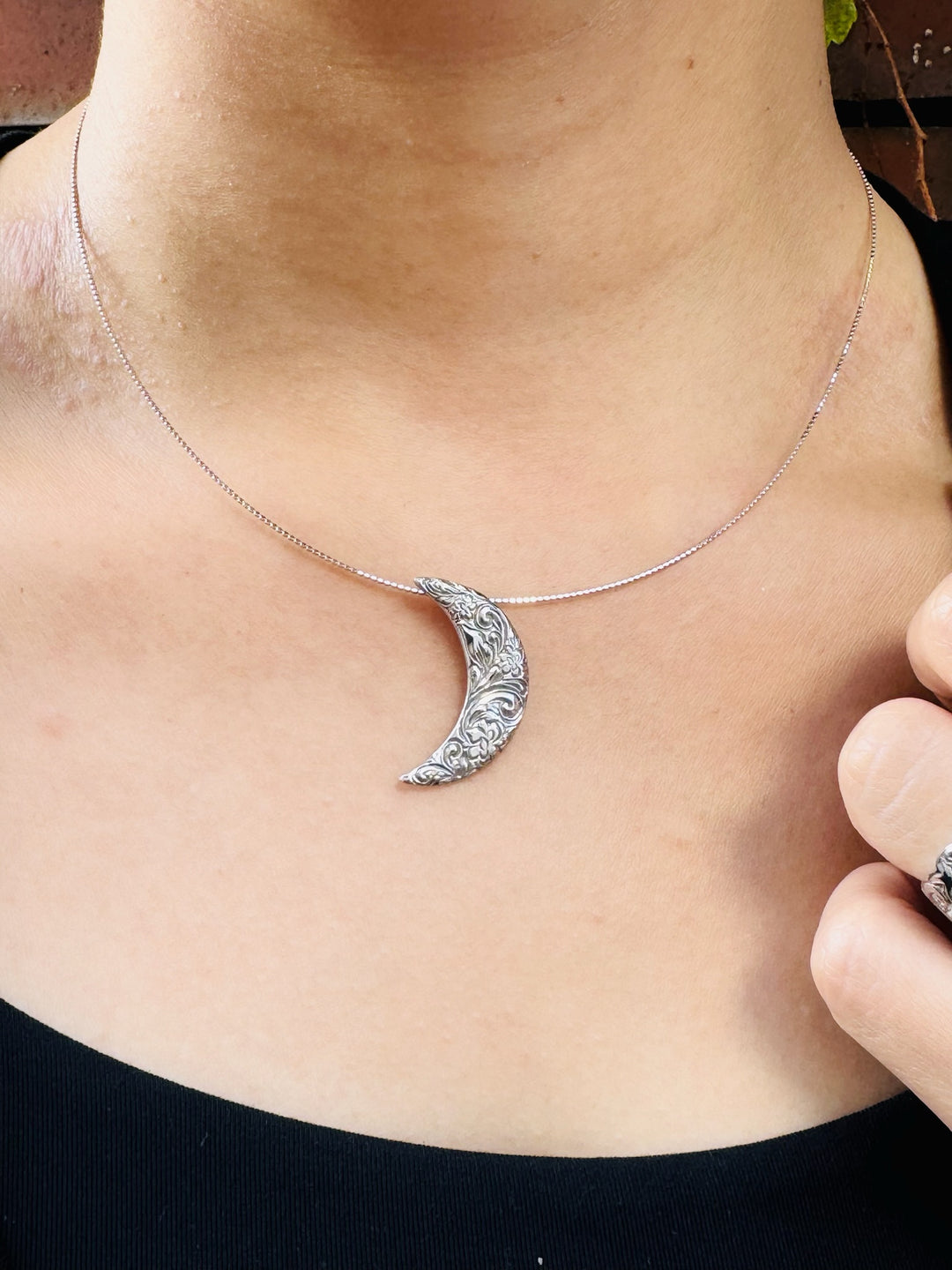 SV PIKAKE  HALF MOON PENDANT