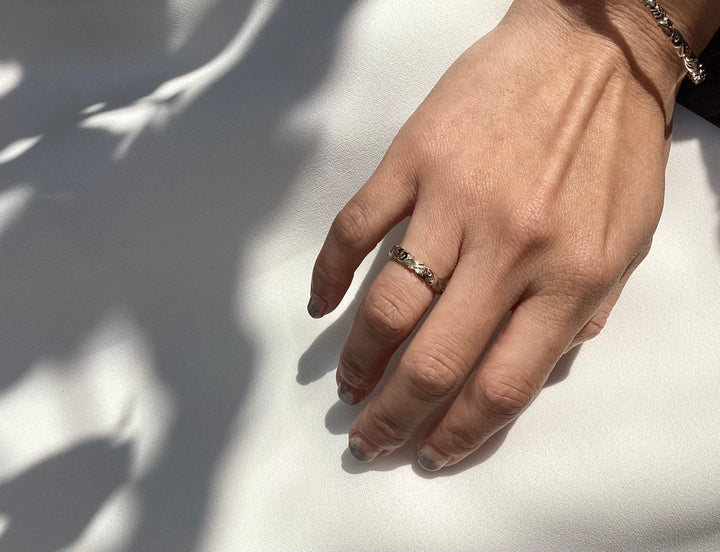 K14WG 4MM BH CUTOUT HAND ENGRAVED RING